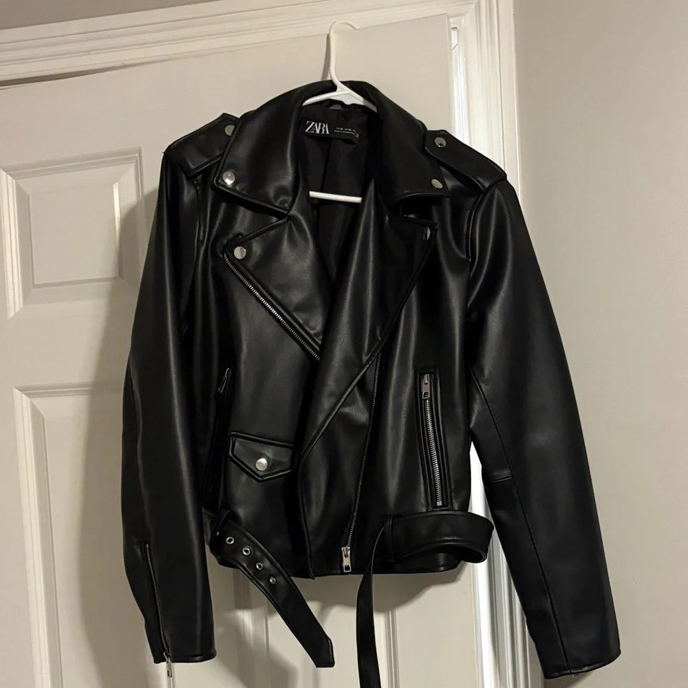 Zara Women's Sleek Black Leather Biker Jacket - Picture 1 of 1